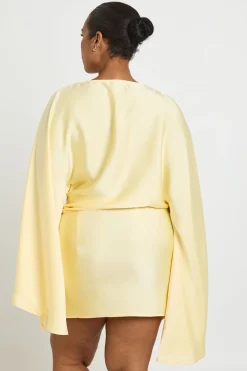 Robe Longue Grande Taille En Satin Sans Manches Avec Détail Froncé Aux Épaules