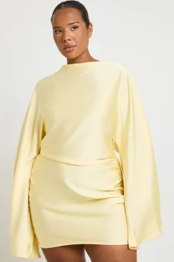 Robe Longue Grande Taille En Satin Sans Manches Avec Détail Froncé Aux Épaules