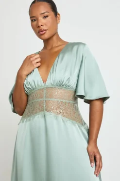 Robe Longue Grande Taille En Satin Avec Empiècement En Dentelle Et Manches Papillon
