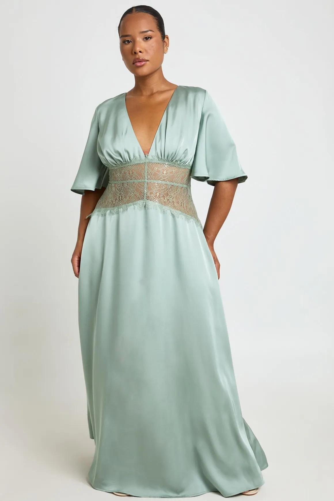 Robe Longue Grande Taille En Satin Avec Empiècement En Dentelle Et Manches Papillon