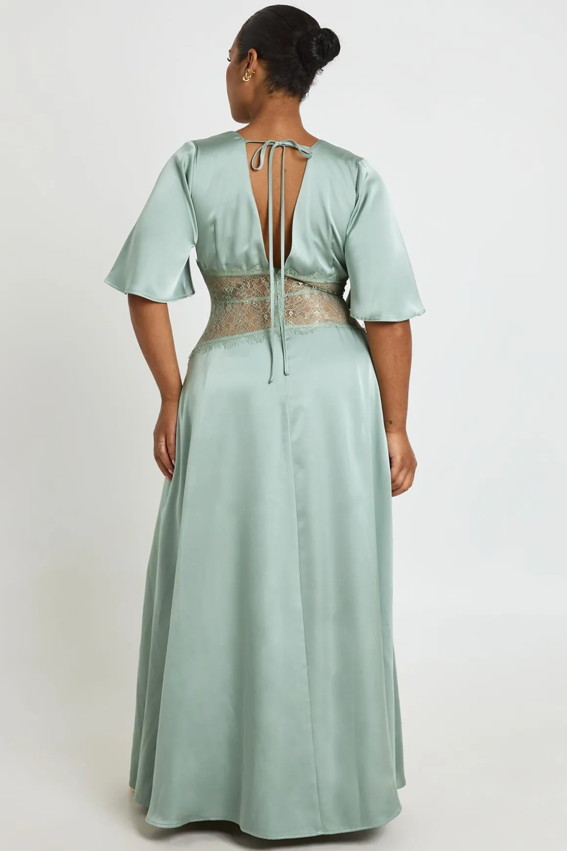 Robe Longue Grande Taille En Satin Avec Empiècement En Dentelle Et Manches Papillon