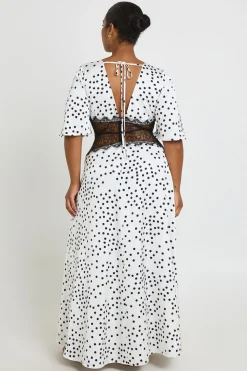 boohoo Robe Longue Grande Taille En Satin À Pois Avec Empiècement En Dentelle Et Manches Papillon<Femme Pois|Satin Et Dentelle