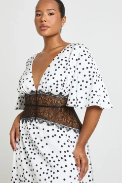 boohoo Robe Longue Grande Taille En Satin À Pois Avec Empiècement En Dentelle Et Manches Papillon<Femme Pois|Satin Et Dentelle