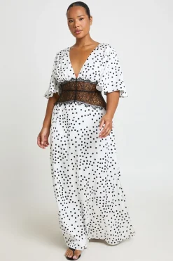 boohoo Robe Longue Grande Taille En Satin À Pois Avec Empiècement En Dentelle Et Manches Papillon<Femme Pois|Satin Et Dentelle