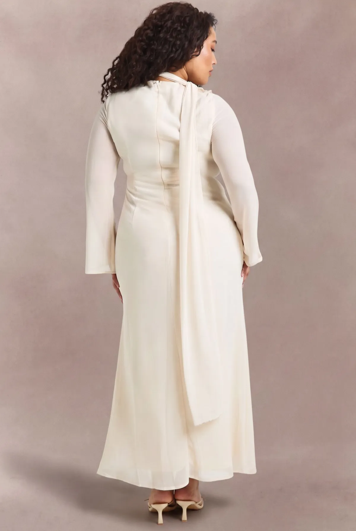 boohoo Robe Longue Grande Taille À Volant Frontal Et Détail Foulard<Femme Robes Moulantes|Robes À Manches Longues