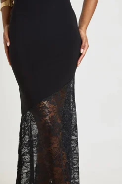 Robe Longue Moulante Sans Manches À Décolleté Plongeant Et Ourlet En Dentelle
