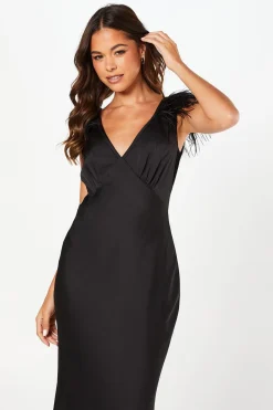 Robe Longue Noire en Satin avec Détail Plumes aux Épaules et Col en V