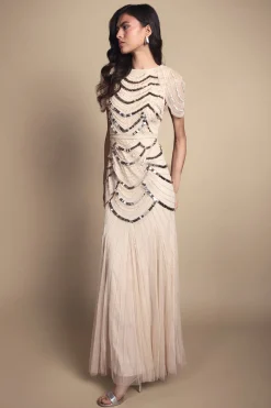 Robe Longue Ornée À Épaules Cape