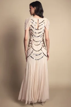 Robe Longue Ornée À Épaules Cape