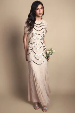 Robe Longue Ornée À Épaules Cape