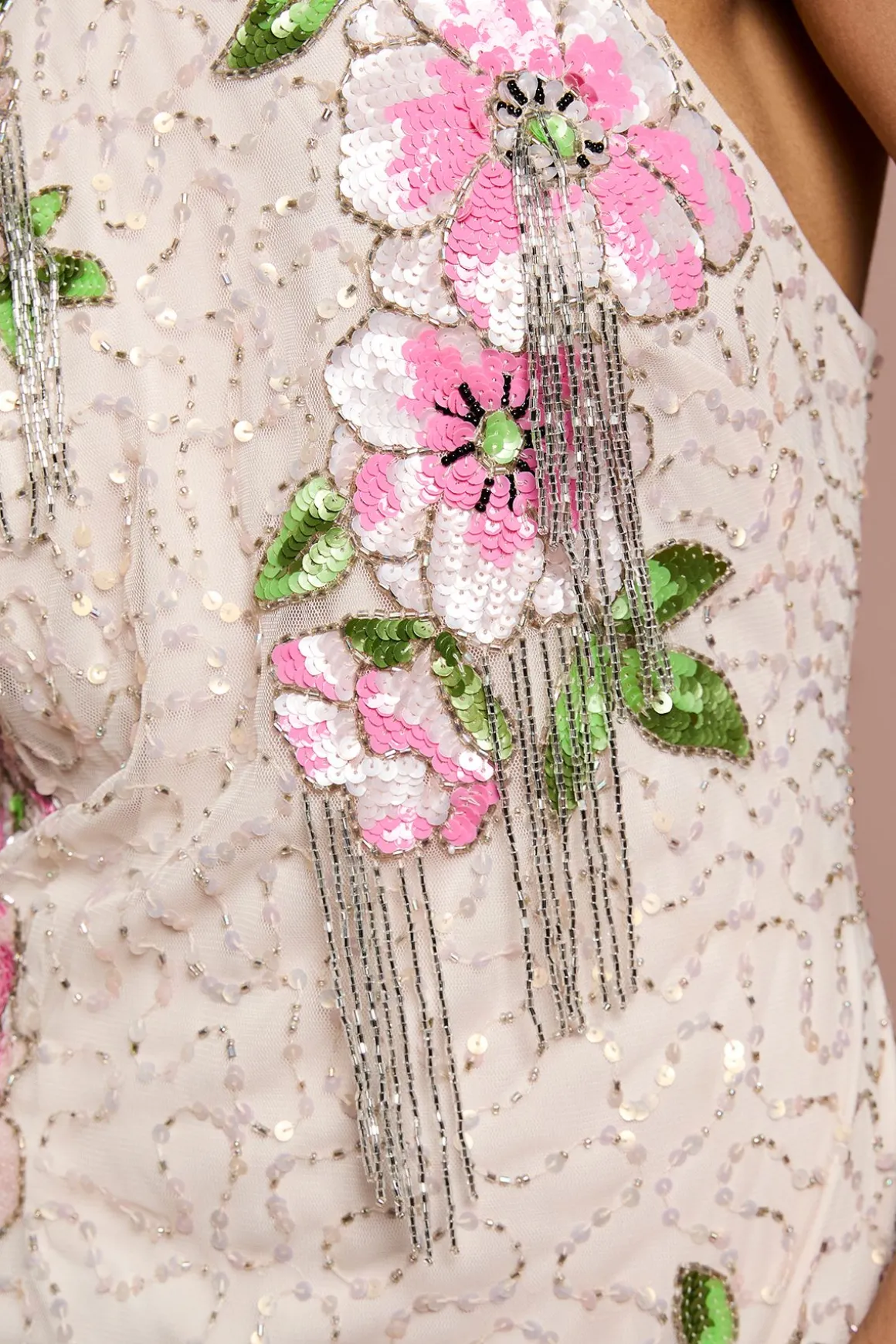 Robe Longue Petite À Col Montant Et Sequins Floraux