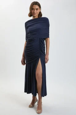 Robe Longue Petite En Crêpe Fluide Avec Détail Cape Froncée