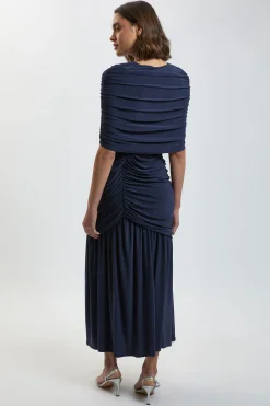 Robe Longue Petite En Crêpe Fluide Avec Détail Cape Froncée