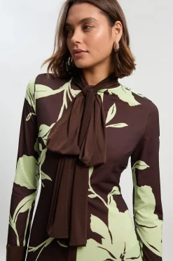 Robe Longue Petite à Imprimé Floral avec Détail Nœud et Manches Longues en Crêpe Froncé