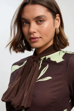Robe Longue Petite à Imprimé Floral avec Détail Nœud et Manches Longues en Crêpe Froncé