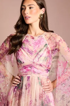 Robe Longue Petite Taille Avec Cape En Mesh Plissé Imprimé Et Ornements De Pierres Précieuses
