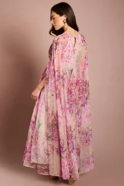 Robe Longue Petite Taille Avec Cape En Mesh Plissé Imprimé Et Ornements De Pierres Précieuses