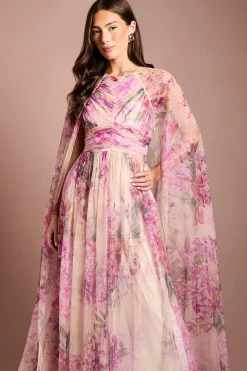 Robe Longue Petite Taille Avec Cape En Mesh Plissé Imprimé Et Ornements De Pierres Précieuses