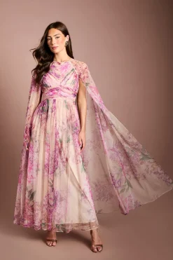 Robe Longue Petite Taille Avec Cape En Mesh Plissé Imprimé Et Ornements De Pierres Précieuses