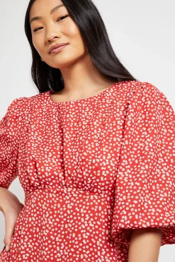 Robe Longue Petite Taille Rouge À Motif Cœurs Avec Manches Volumineuses Et Détails À Volants
