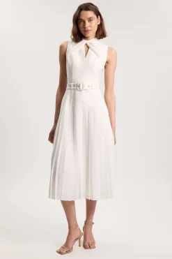 Robe Longue Plissée À Découpes Avec Détails De Boutons En Ponte Et Georgette Texturée