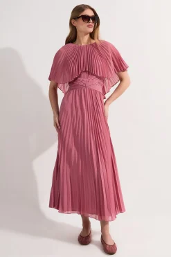 Robe longue plissée à manches cape et dos bas