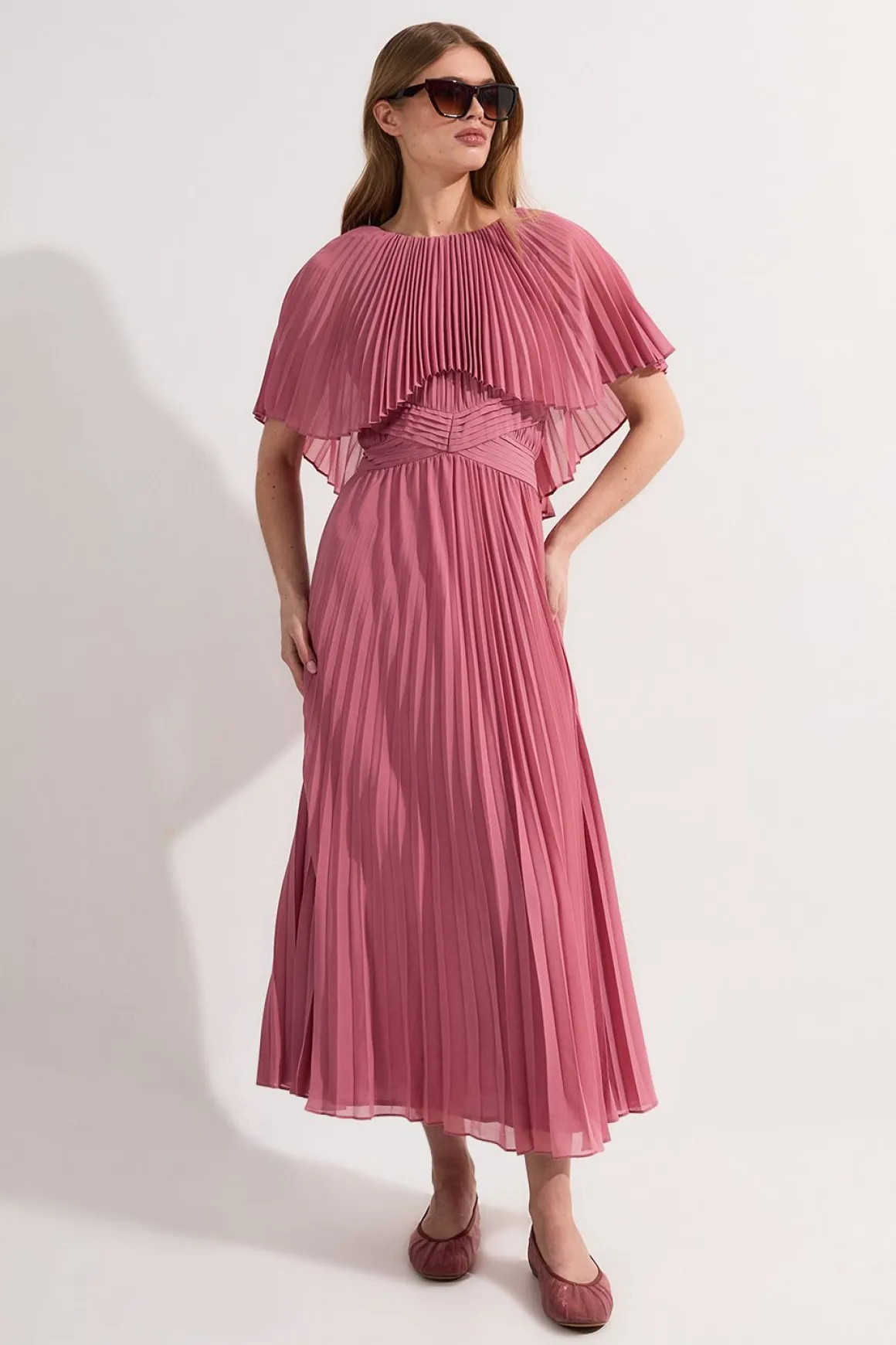 Robe longue plissée à manches cape et dos bas