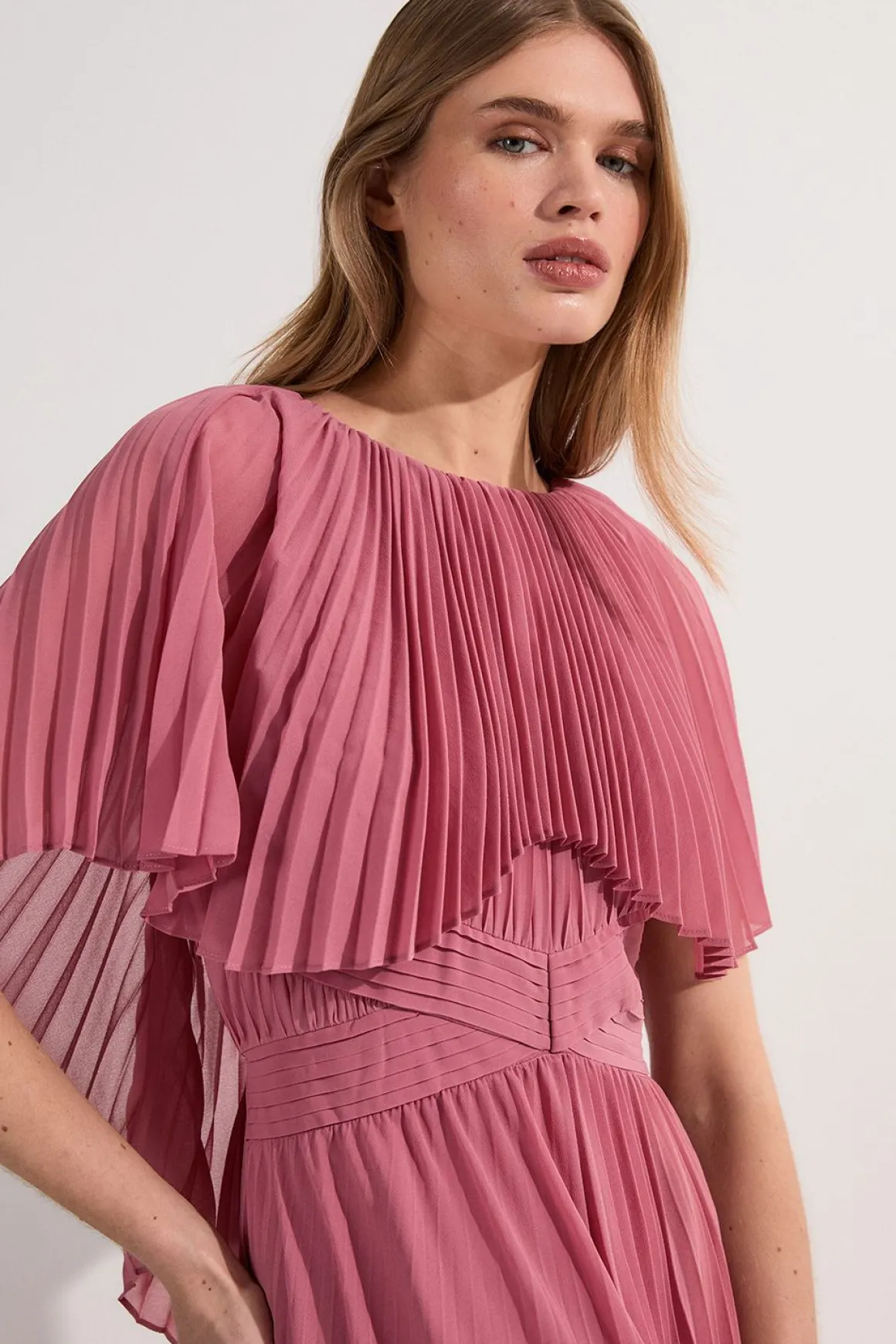 Robe longue plissée à manches cape et dos bas