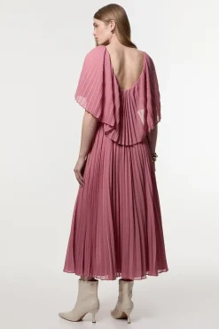 Robe longue plissée à manches cape et dos bas