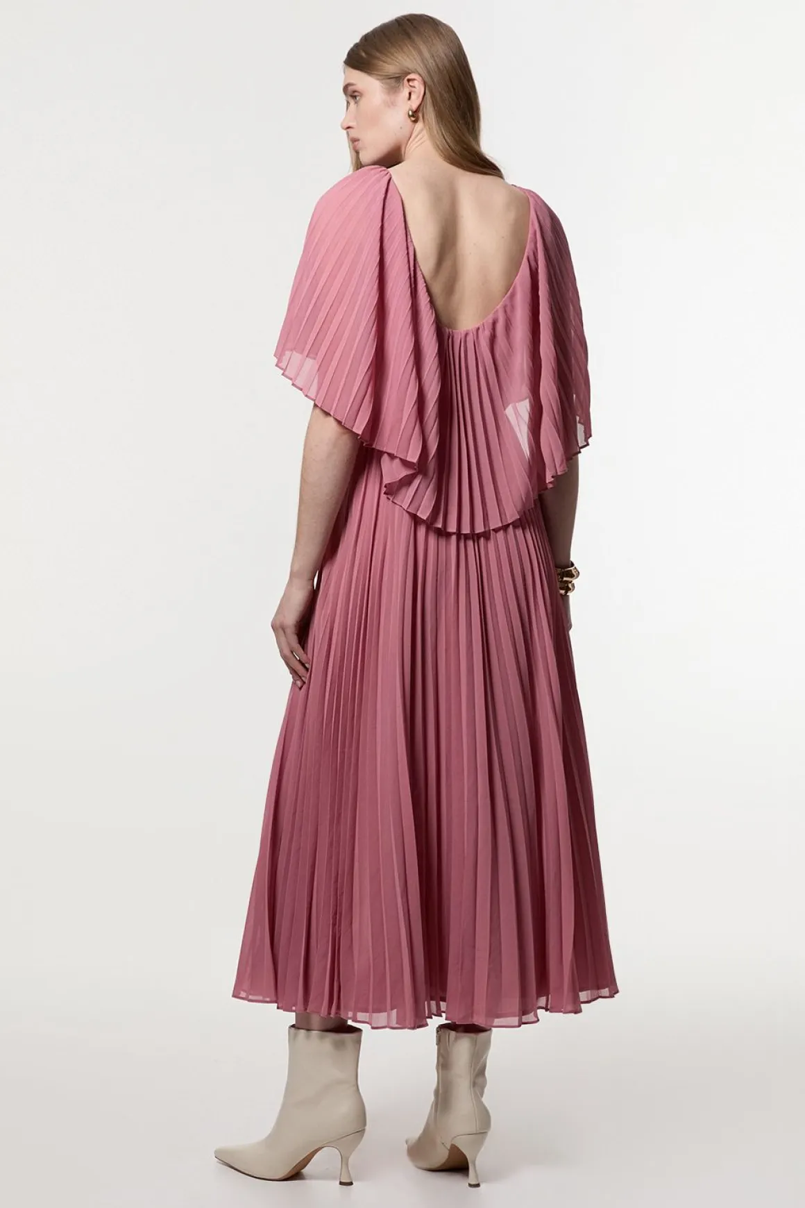 Robe longue plissée à manches cape et dos bas