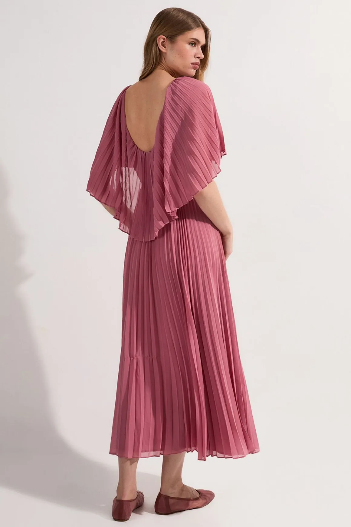 Robe longue plissée à manches cape et dos bas