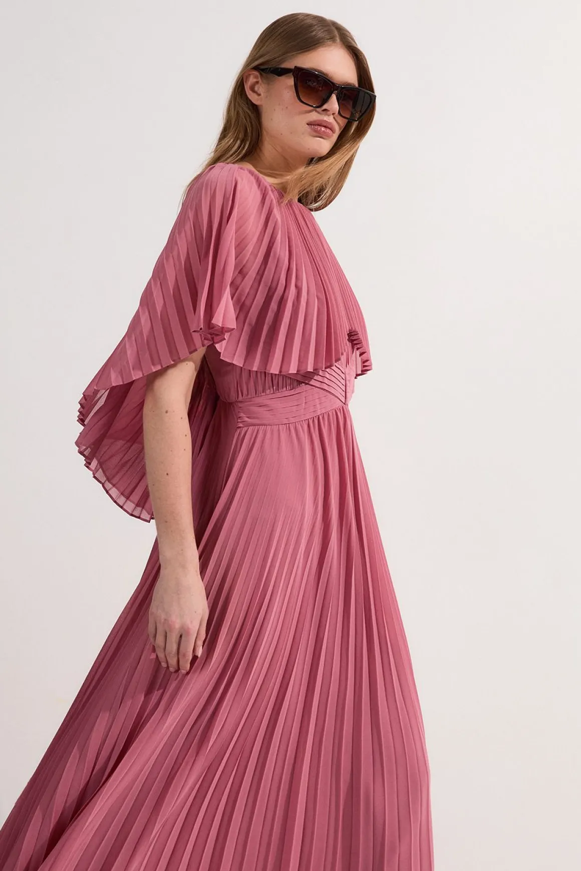Robe longue plissée à manches cape et dos bas