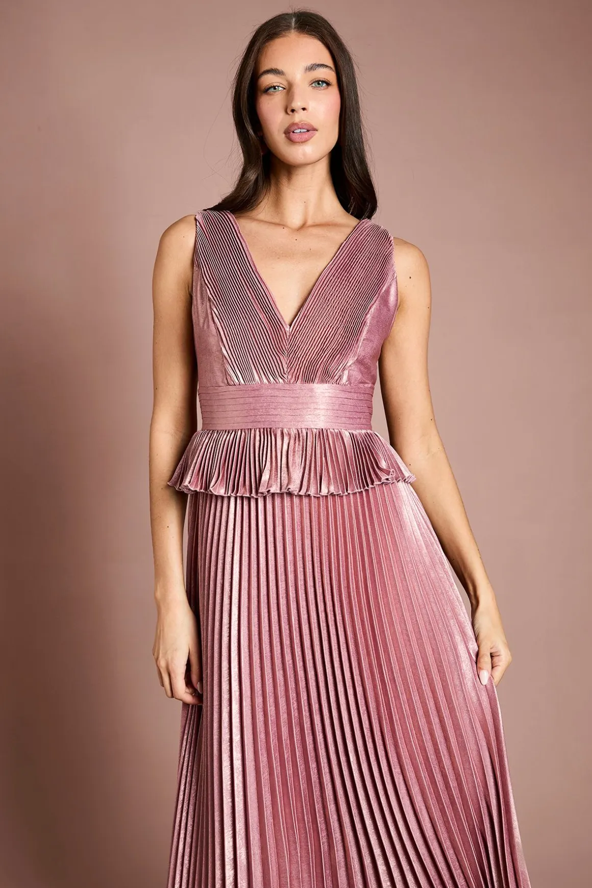 Robe Longue Plissée Métallisée Sans Manches Avec Basque