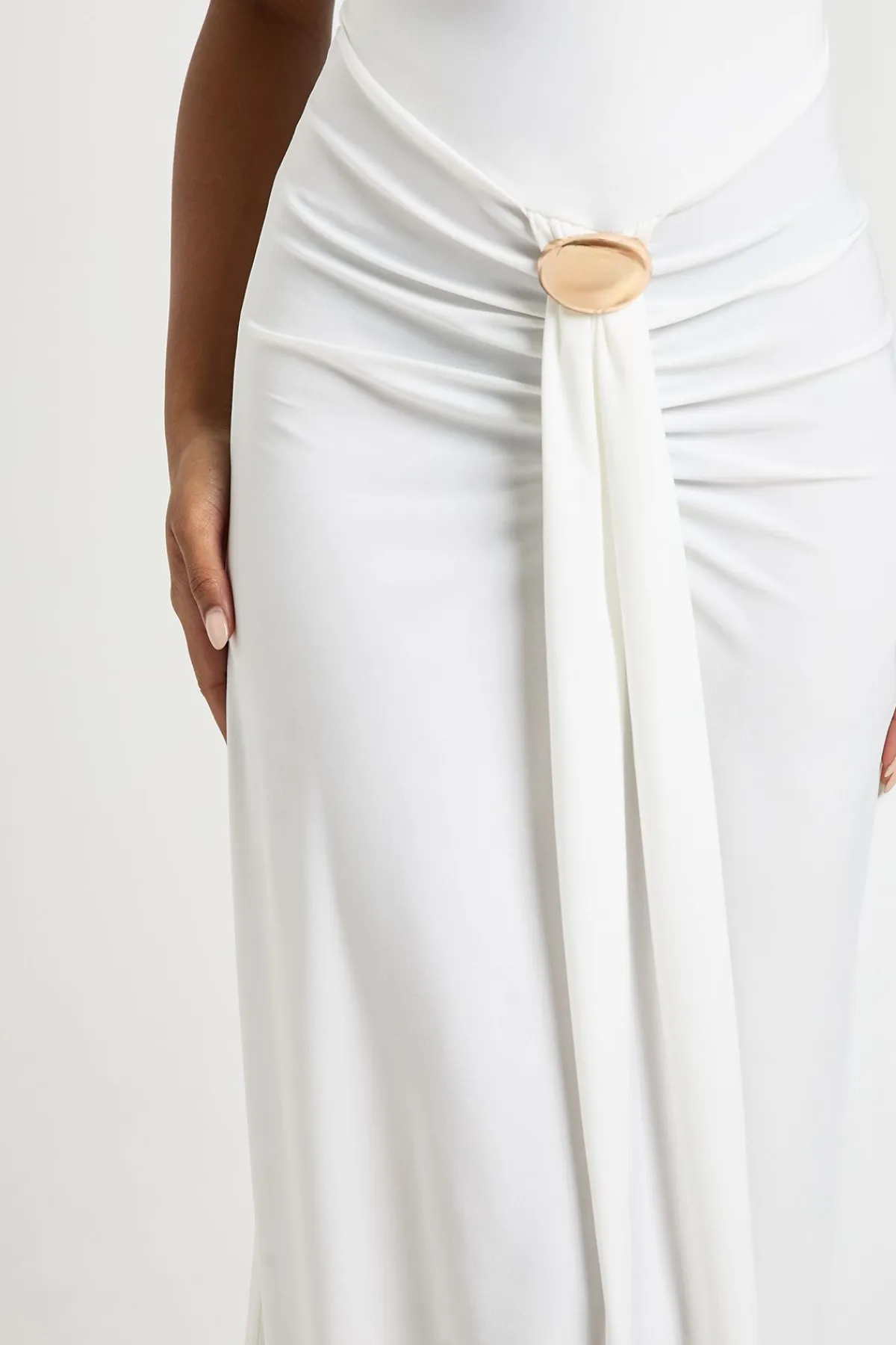 boohoo Robe Longue Près Du Corps À Col Licou Avec Détail Doré Et Fronces Sur Le Devant<Femme Robes|Robes De Soirée