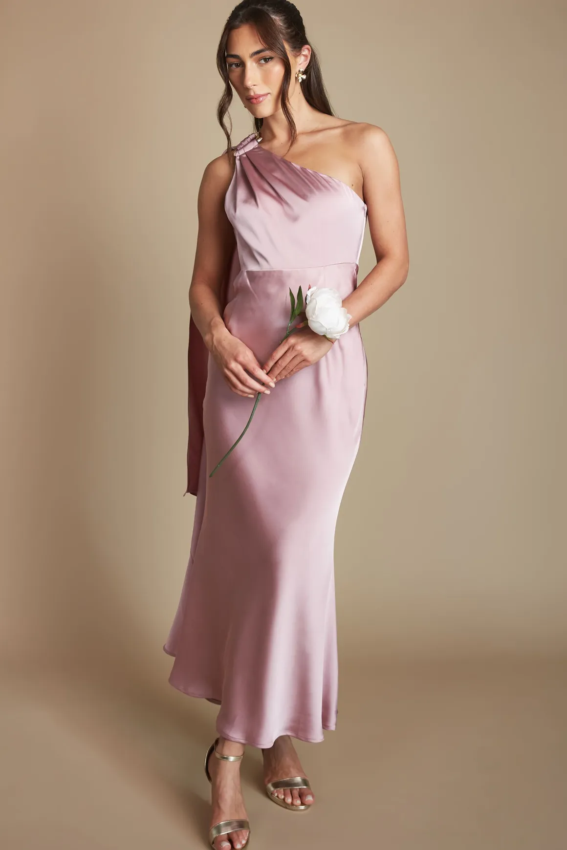 Robe Longue Satinée Asymétrique Petite Taille Pour Demoiselle D'honneur Avec Finition Dorée