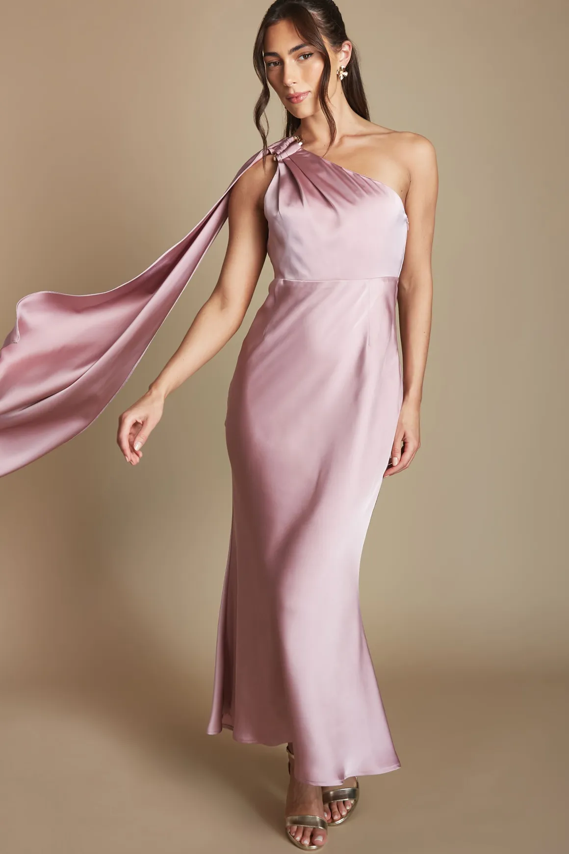 Robe Longue Satinée Asymétrique Petite Taille Pour Demoiselle D'honneur Avec Finition Dorée