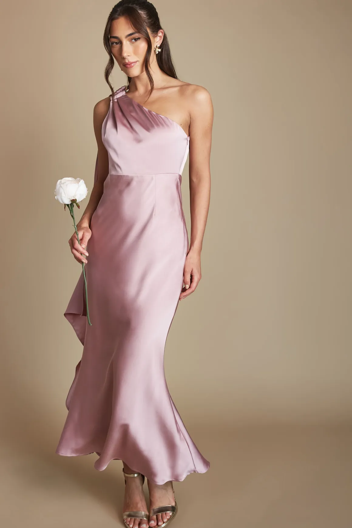 Robe Longue Satinée Asymétrique Petite Taille Pour Demoiselle D'honneur Avec Finition Dorée