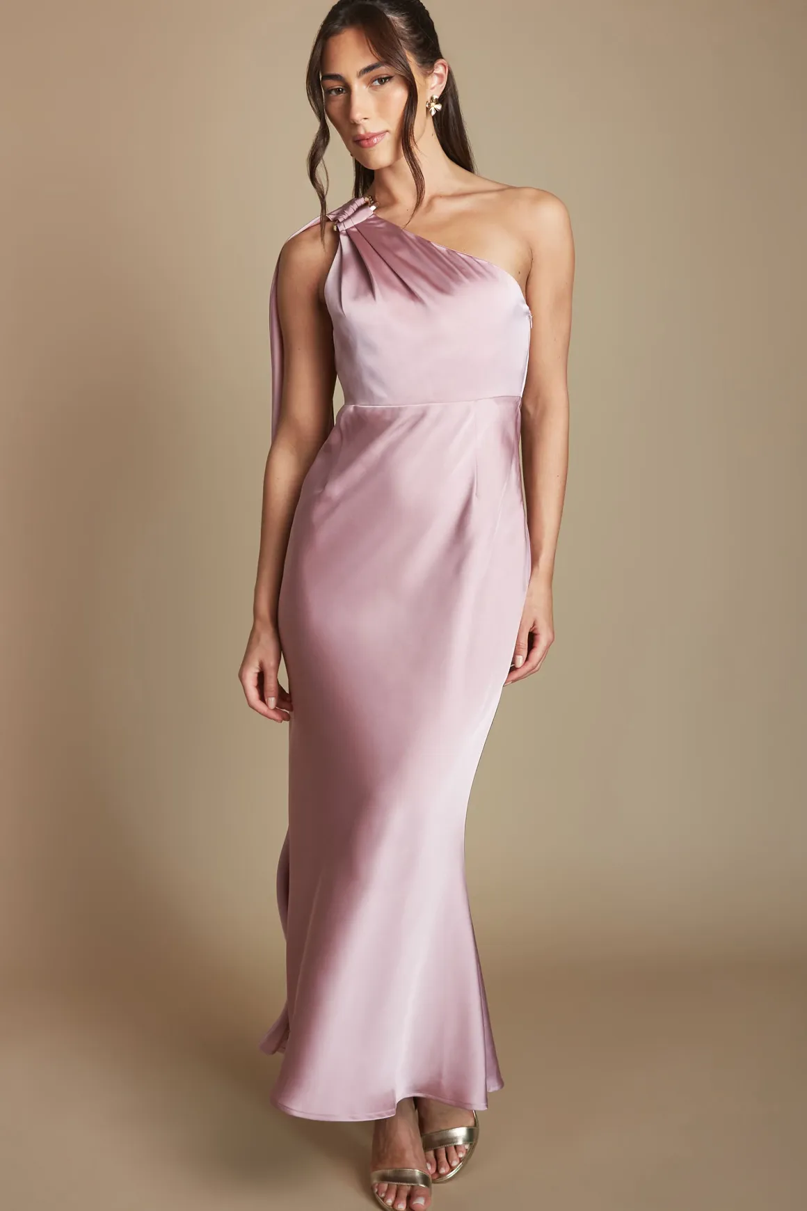 Robe Longue Satinée Asymétrique Petite Taille Pour Demoiselle D'honneur Avec Finition Dorée
