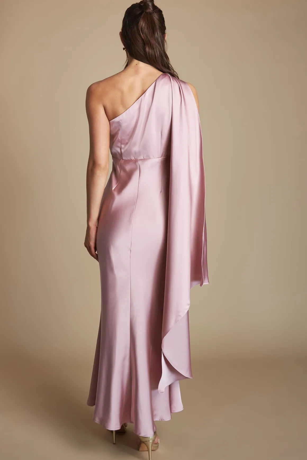 Robe Longue Satinée Asymétrique Petite Taille Pour Demoiselle D'honneur Avec Finition Dorée