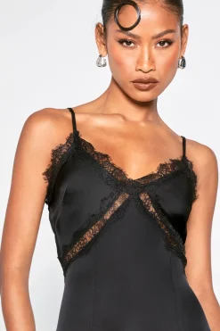 boohoo Robe Longue Satinée à Bretelles avec Finitions en Dentelle<Femme Satin Et Dentelle|Robes