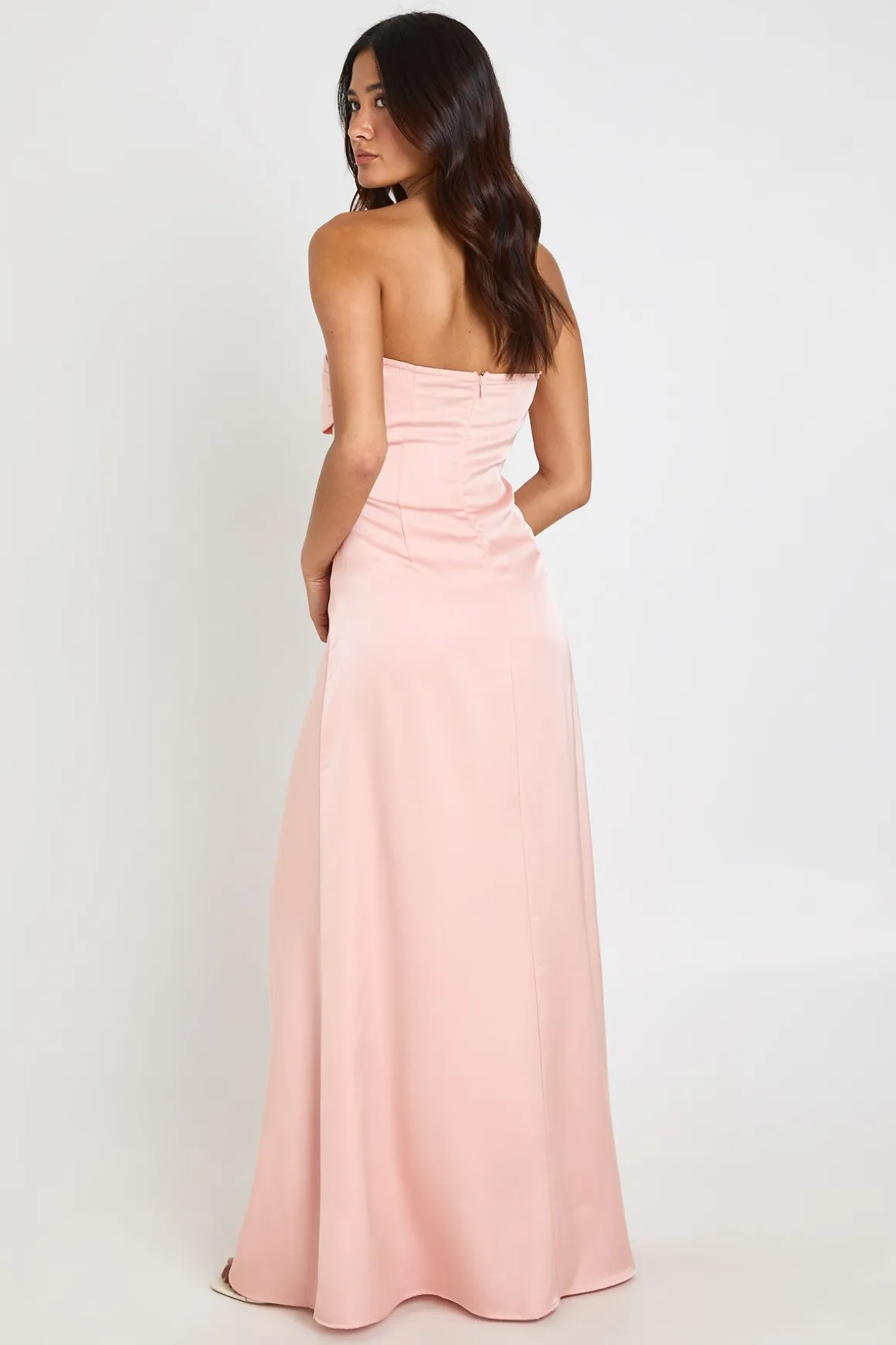 Robe Longue Satinée À Buste Froncé Et Drapé Frontal