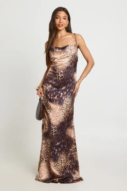 Robe Longue Satinée À Col Bénitier Et Imprimé Animalier Tonal