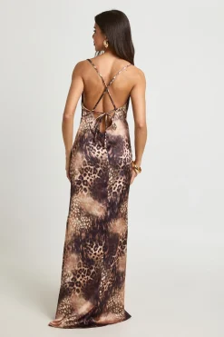 Robe Longue Satinée À Col Bénitier Et Imprimé Animalier Tonal