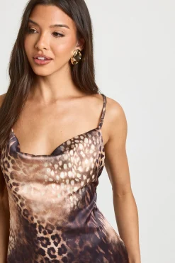 Robe Longue Satinée À Col Bénitier Et Imprimé Animalier Tonal