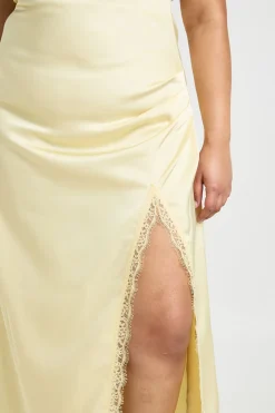 boohoo Robe Longue Satinée Col Montant Grande Taille Avec Bordure En Dentelle<Femme Satin Et Dentelle|Robes Bal De Promo