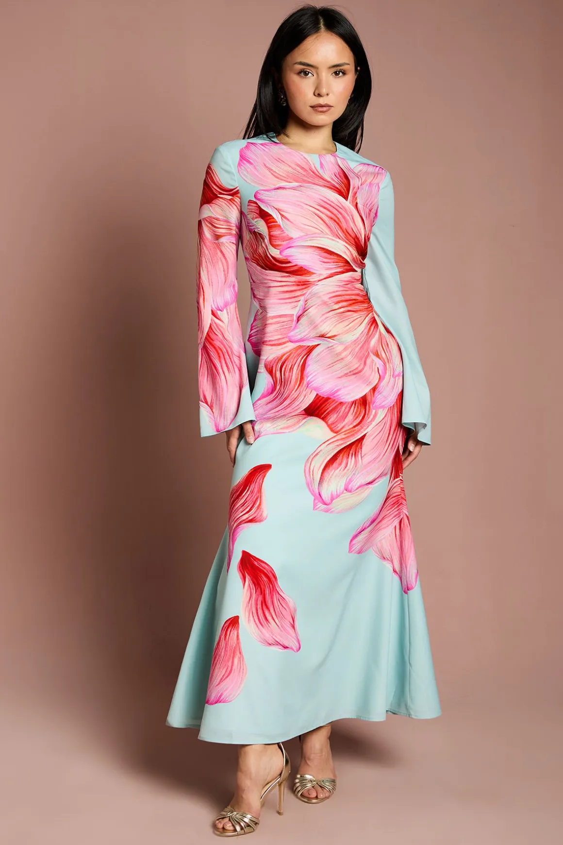 Robe Longue Satinée Col Montant à Manches Évasées Petite Taille