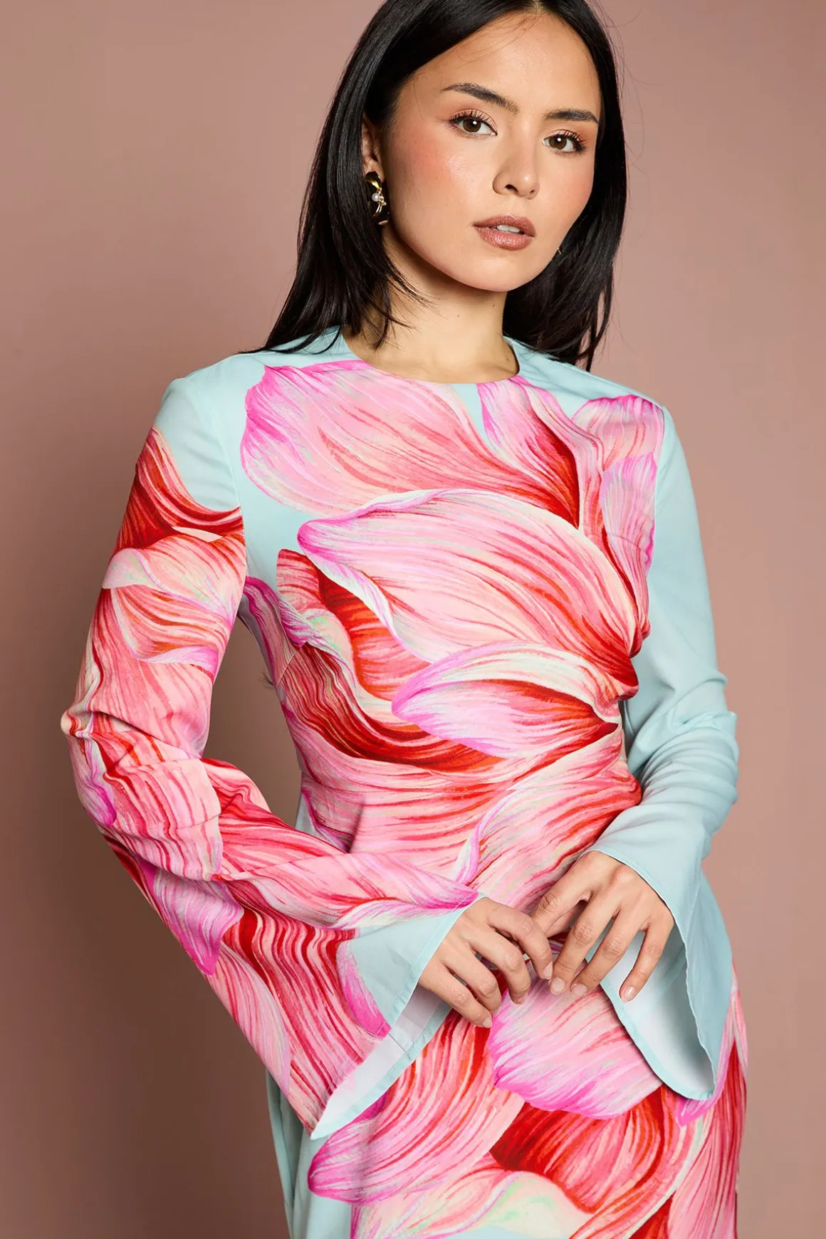 Robe Longue Satinée Col Montant à Manches Évasées Petite Taille