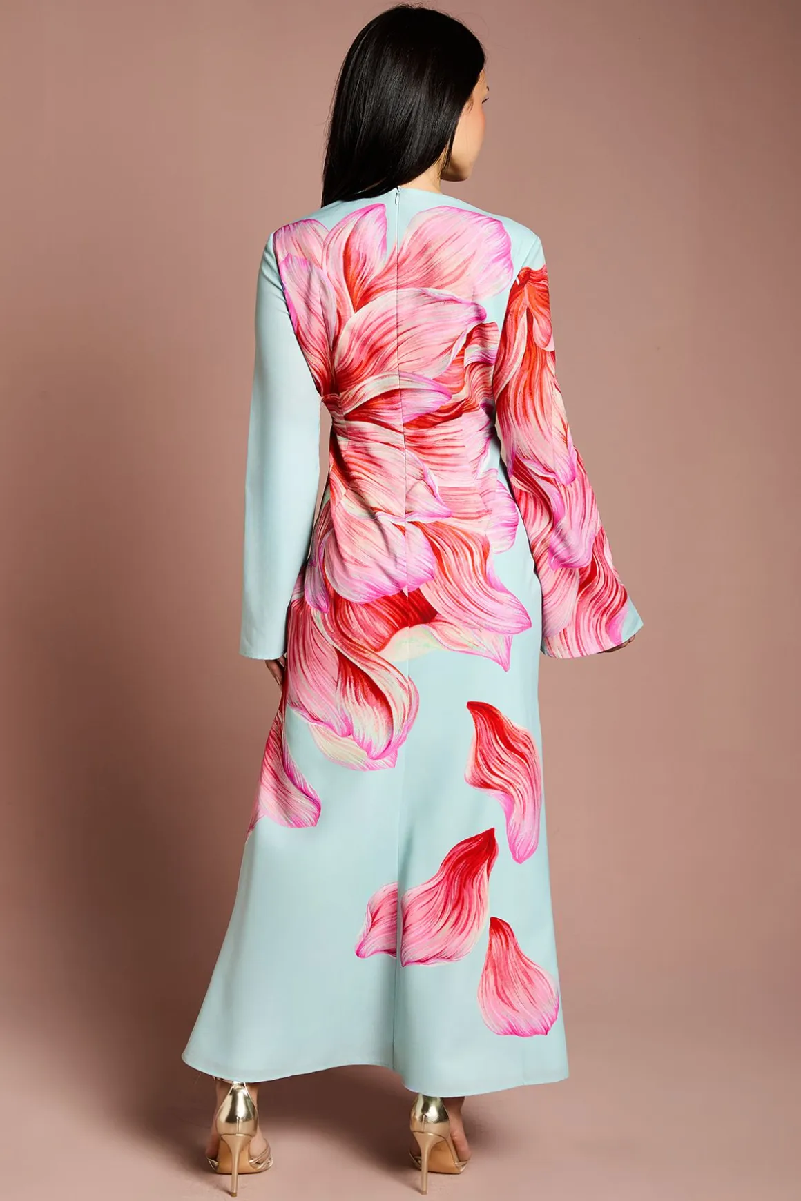 Robe Longue Satinée Col Montant à Manches Évasées Petite Taille