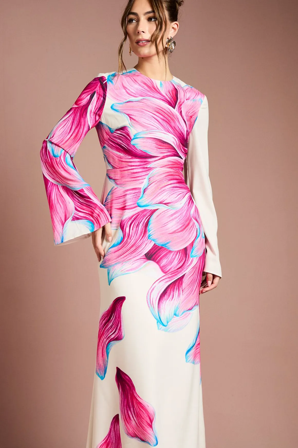 Robe Longue Satinée à Col Montant et Manches Évasées