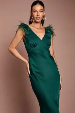Robe Longue Satinée Col V Avec Détail Plumes Aux Épaules
